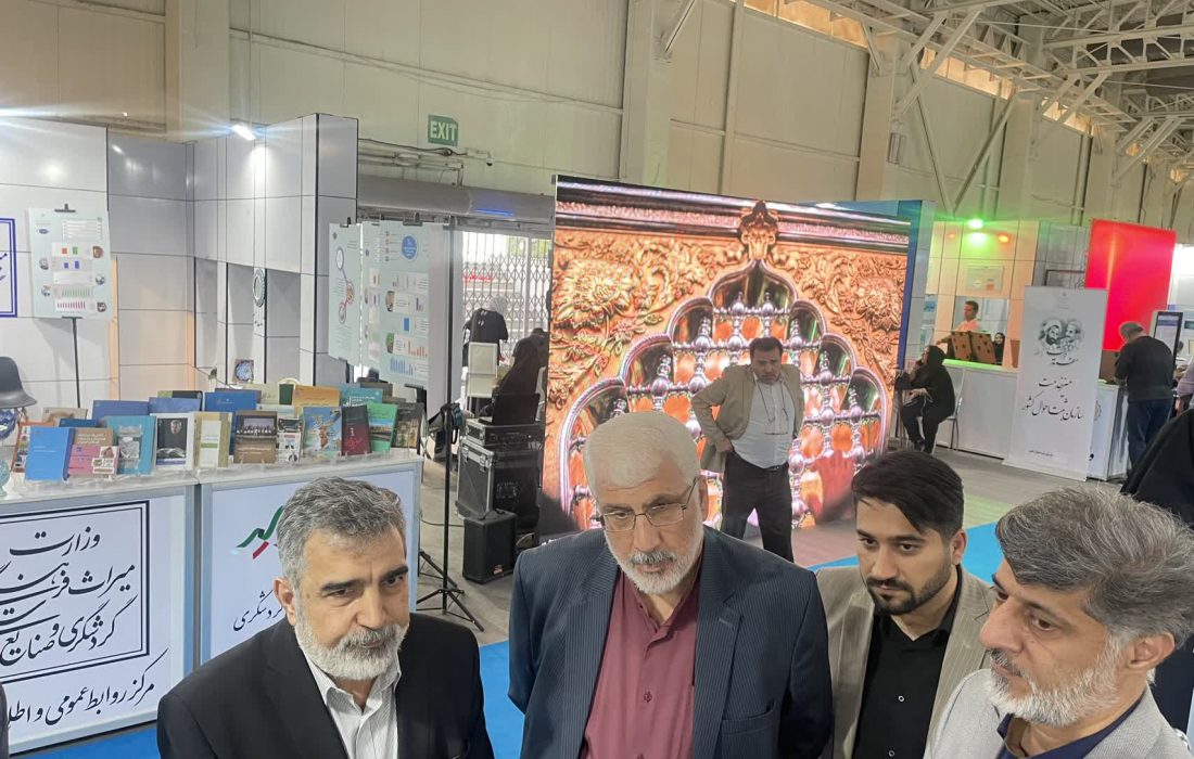 بازدید مشاور رئیس سازمان بسیج مهندسین تهران بزرگ به همراه جمعی از مهندسان بسیجی از نمایشگاه روایت خدمت